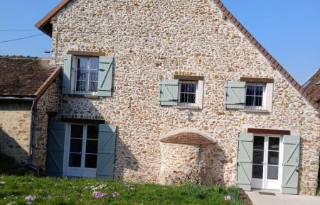 G&icirc;te n&deg;10G16 Villenauxe-la-Grande - Aube - fa&ccedil;ade au printemps