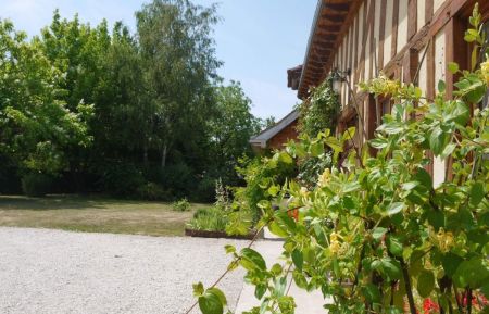G&icirc;te n&deg;10G93 Lusigny-sur-Barse - Aube - long&egrave;re plain-pied-Jardin-parking-calme